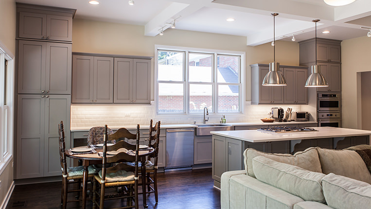 how to choose between stained or painted kitchen cabinets